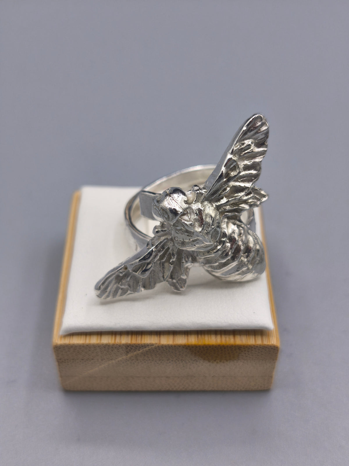 Anillo Bee